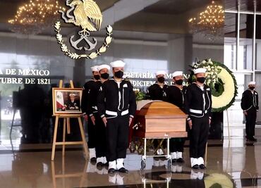 Rinden homenaje de cuerpo presente al exsecretario de Marina, Mariano Saynez