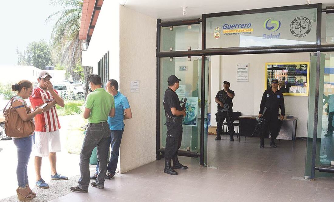 El pasado miércoles, familiares de los médicos desaparecidos acudieron al Semefo para esperar los resultados de las pruebas de ADN. FOTO: Dassaev Téllez