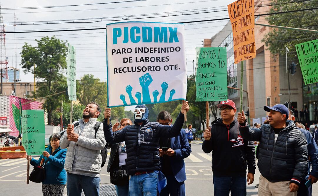 Trabajadores del Poder Judicial de la Ciudad de México se manifestaron ayer por la mañana. Exigen respuestas respecto al avance de la investigación que se realiza por el manejo de cuerpos en el Incifo. Foto: Fernanda Zamora / EL UNIVERSAL