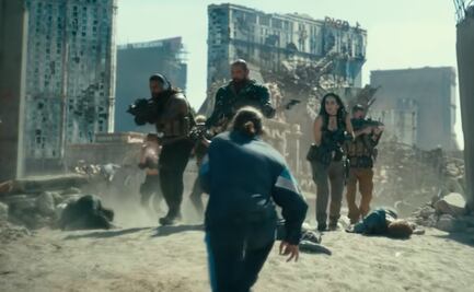 Dave Bautista y Ana de la Reguera de la mano con Zack Snyder en "Army of the Dead"