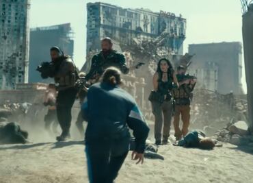 Dave Bautista y Ana de la Reguera de la mano con Zack Snyder en "Army of the Dead"