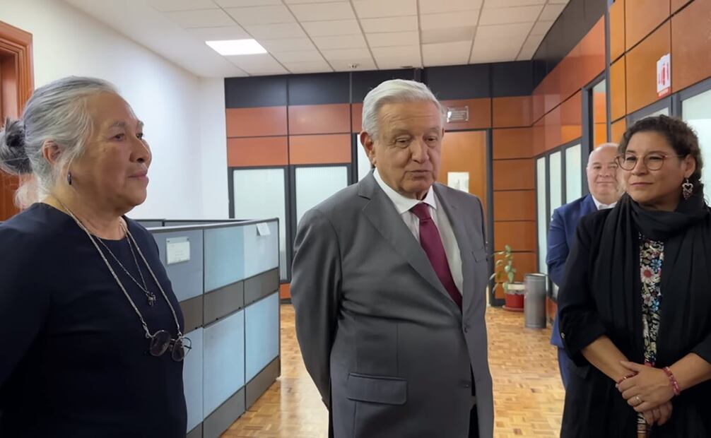 Presidente Andrés Manuel López Obrador en su visita a la Consejería Jurídica del Ejecutivo Federal, acompañado de María Estela Ríos González y Lenia Batres Guadarrama. Foto: Captura/ Youtube AMLO