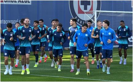 Bengalas, cánticos y pasión; la afición de Cruz Azul alienta antes del Clásico Joven