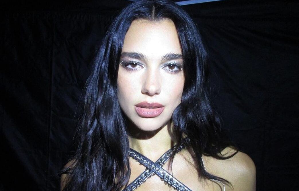 Dua Lipa nos muestra que los tonos neón son la mejor opción para llevar en verano / Foto: Instagram @dualipa