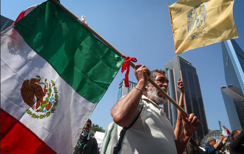 Manifestantes de la Marcha Generación Z salieron del Ángel de la Independencia al Zócalo capitalino, con una parada en la Glorieta de las mujeres que luchan por paso del Desfile de la Revolución Mexicana en la Ciudad de México, el jueves 20 de noviembre de 2025. Foto: Luis Camacho/EL UNIVERSAL