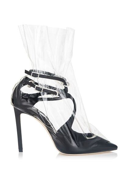 Critican a Bebeshita por foto con botas extravagantes