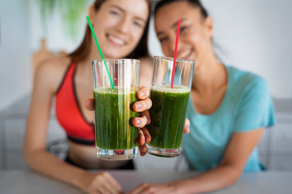 Los jugos detox ayudan a desintoxicar el cuerpo aportando antioxidantes y vitaminas esenciales. Foto: Freepik