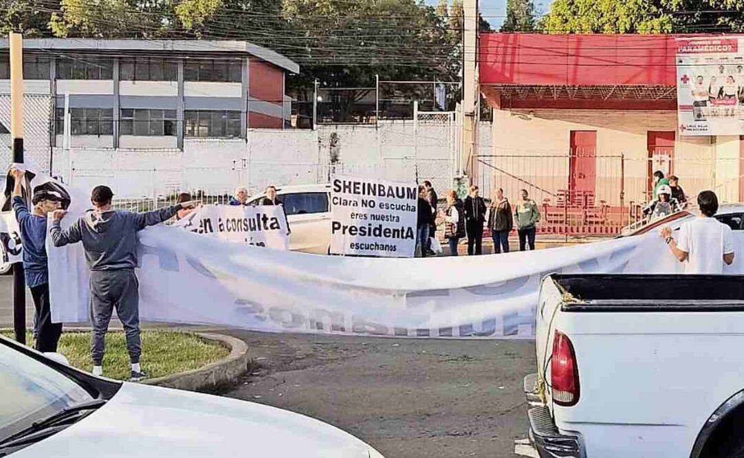 Un grupo de vecinos de Álvaro Obregón se manifestaron a las afueras del Parque Japón. Foto: Especial