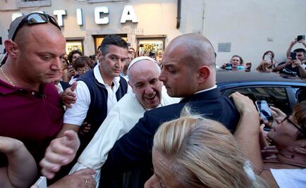 Papa sorprende a turistas tras acudir a óptica en Roma