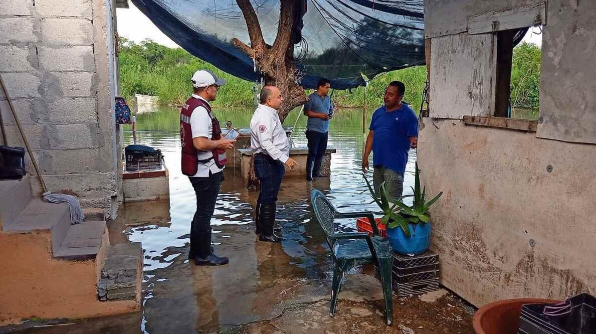 Personal de Protección Civil de Tampico durante un recorrido de advertencia a las familias sobre el posible desbordamiento. Foto: Especial