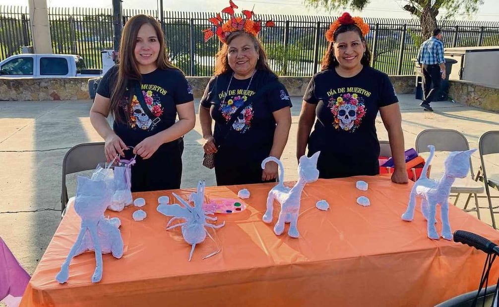 En Brownsville, en Eagle Pass, en Tijuana, las velas iluminan no sólo los retratos de los ausentes, sino los rostros de quienes los buscan. Foto: Consulado de México