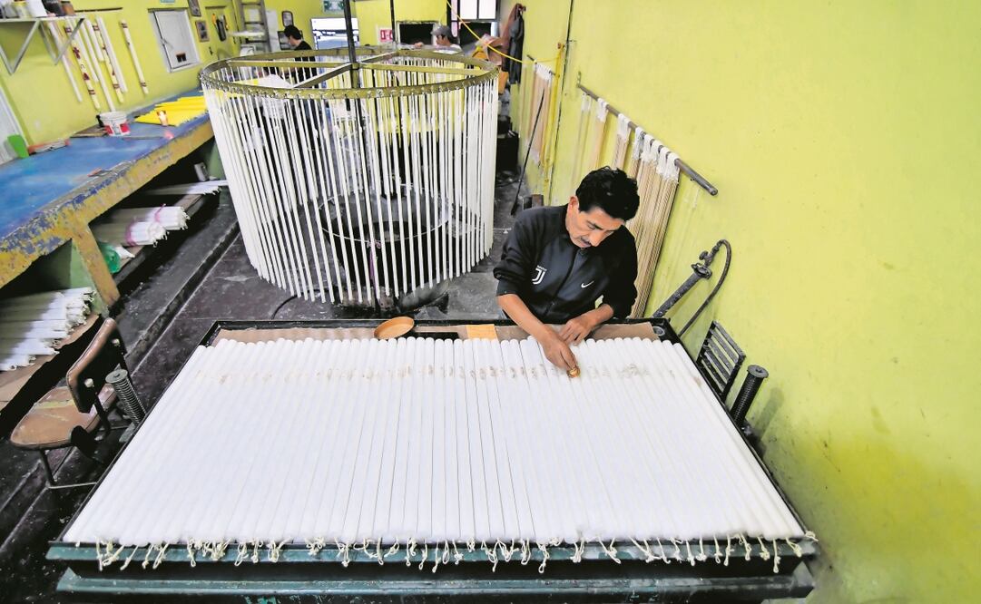 Cuando se enfría la cera, le colocan el sello de la casa para empacarla. Foto: Arturo Hernández / EL UNIVERSAL