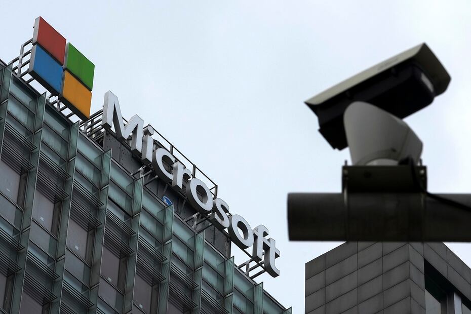 Una cámara de seguridad cerca de las oficinas de Microsoft, el 20 de julio de 2021, en Beijing. Foto: AP