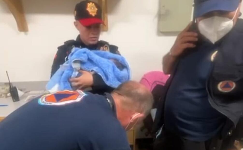 El bebé ya fue atendido por elementos de seguridad y paramédicos (21/05/2025). Foto: Especial