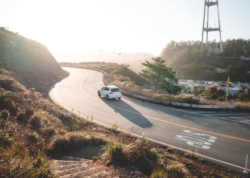 6 consejos sobre cómo tomar una curva en carretera de manera segura