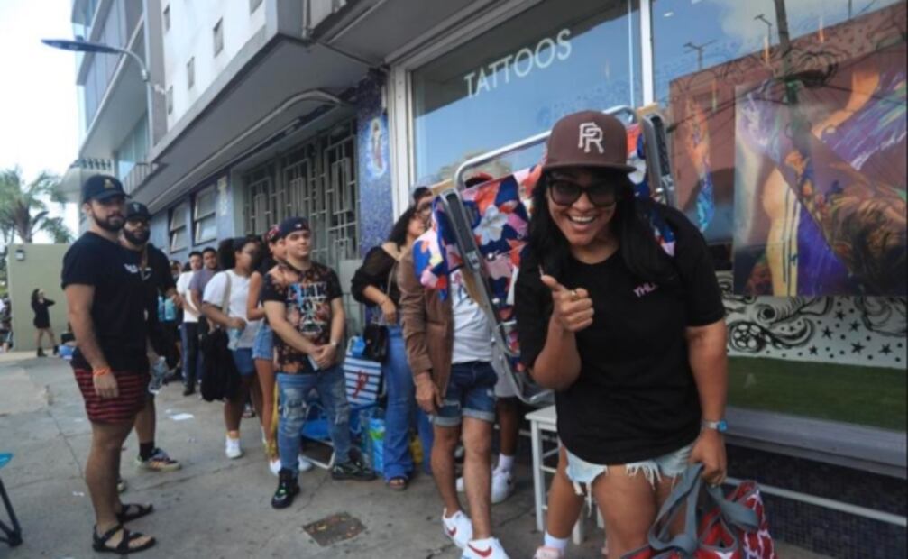 Fanáticos de Bad Bunny hacen fila para tatuarse corazones entristecidos