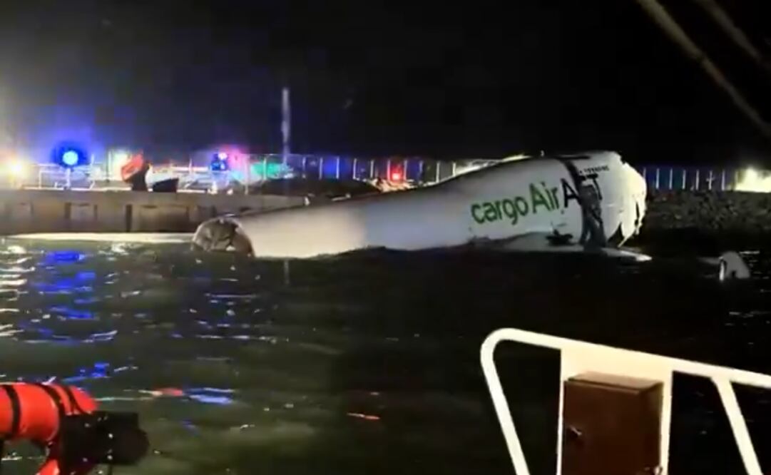 Avión de carga se estrella en Hong Kong al aterrizar y cae al mar (19/10/2025). Foto: Captura de pantalla