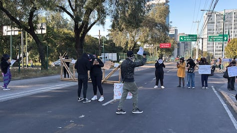 Alrededor de 30 estudiantes de la UNAM bloquean Avenida Insurgentes a la altura de CU; Línea 1 del Metrobús suspende servicio