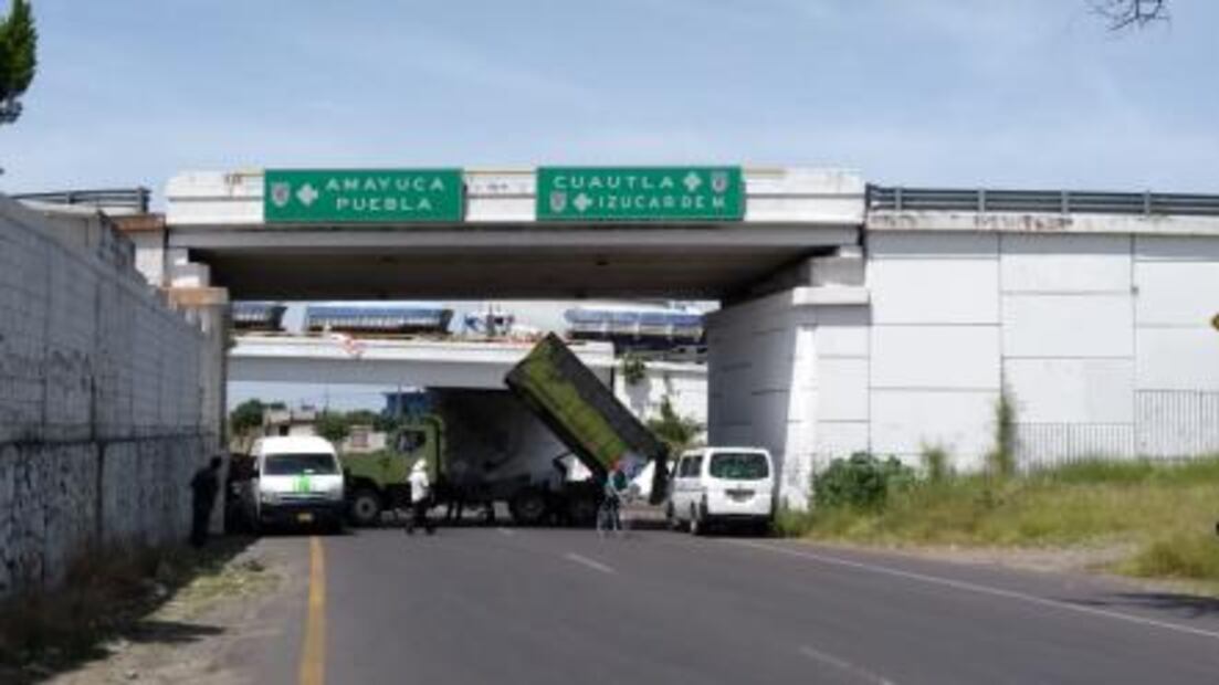 Manifestantes bloquean carretera por inseguridad en Morelos