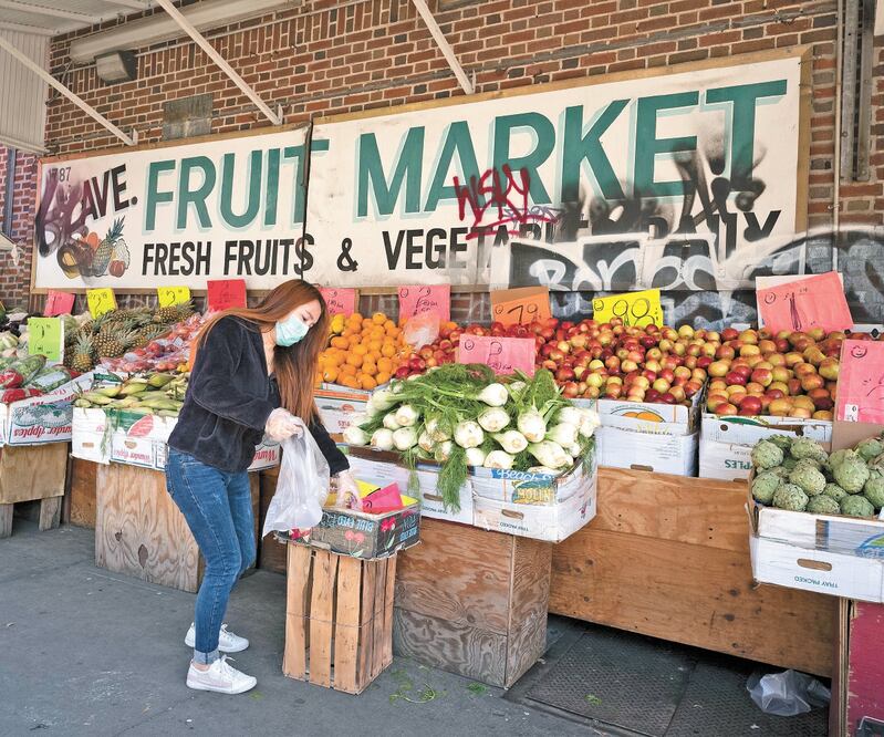 Una mujer realiza sus compras en una recaudería en el barrio de Brooklyn, Nueva York. Foto: AFP
