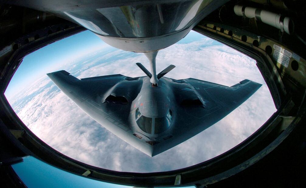 Imagen distribuida por el Departamento de Defensa que muestra un bombardero polivalente B-2 Spirit realizando operaciones de reabastecimiento aéreo con un KC-135 Stratotanker sobre el Ocen Pacífico. (21/06/25) Foto: AFP