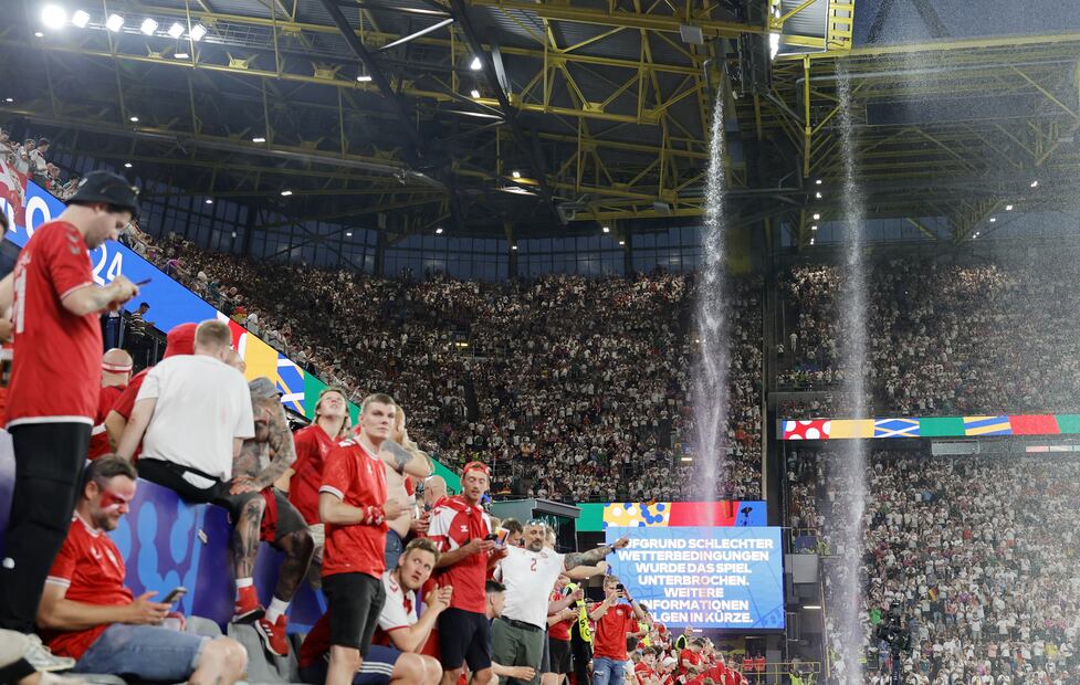 Así se vivió la tormenta durante el partido entre Alemania y Dinamarca - Foto: EFE