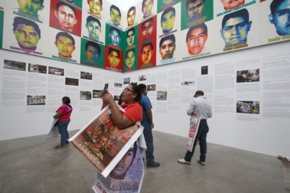 Familias de los 43 normalistas desaparecidos visitan muestra de Ai Weiwei