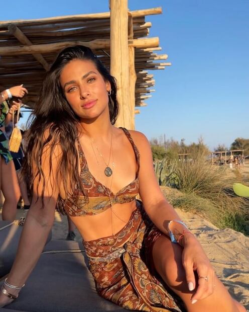 Renata Notni presume su figura con un increíble look de playa