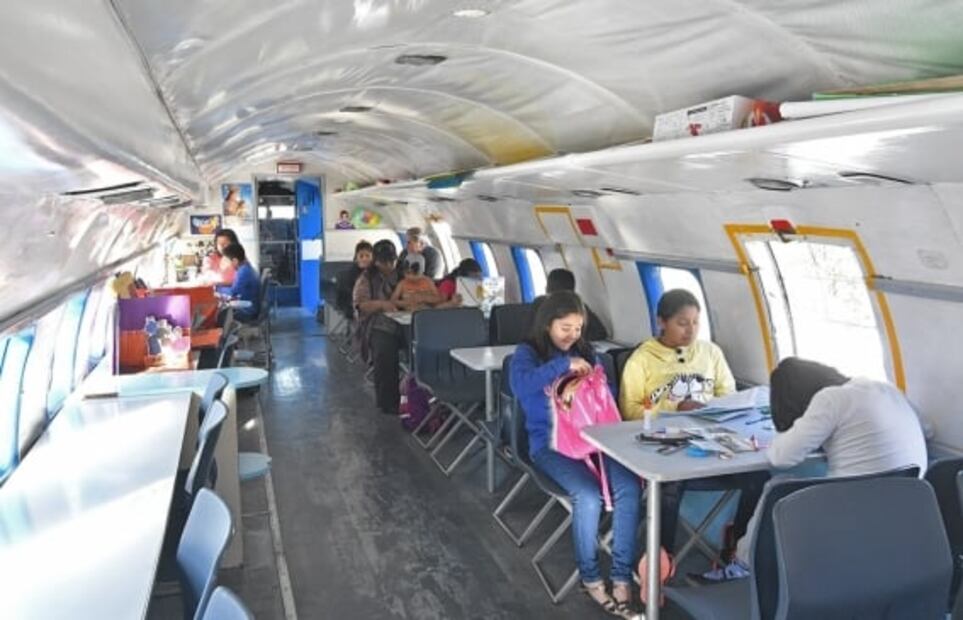 Avión se transforma en biblioteca en Bolivia