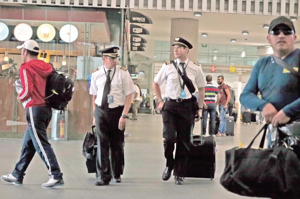 El déficit de pilotos también se explica por la fuga de talento, pues aerolíneas extranjeras ofrecen sueldos de hasta 17 mil dólares mensuales. En México, la remuneración está debajo de ese nivel (LUIS CORTÉS. EL UNIVERSAL)