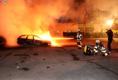 Incendian decenas de autos durante noche de disturbios en Suecia