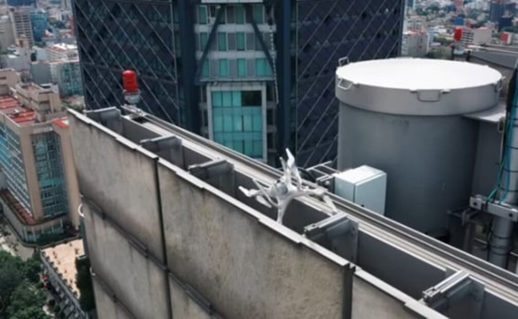 Rescatan drone atrapado desde hace dos años en la Estela de Luz