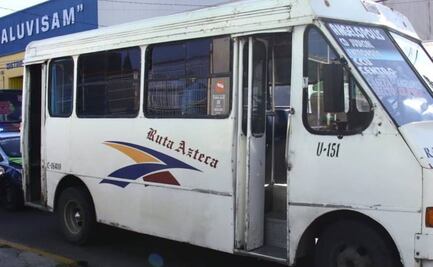 Pasajeros de microbús se abalanzan contra presunto ladrón y lo golpean en Puebla