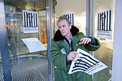 Facebook acusa “engaño”, tras filtración de datos