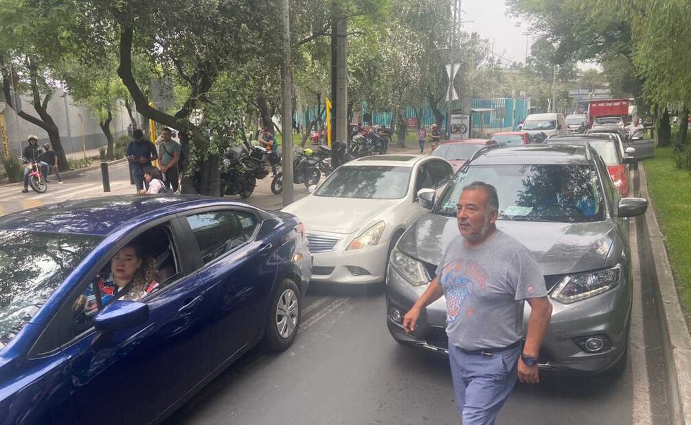 Maestros de la CNTE bloquearon la circulación vehicular de Periférico Sur y Viaducto Tlalpan frente a las instalaciones del Instituto Nacional Electoral. Foto: Juan Carlos Williams. EL UNIVERSAL