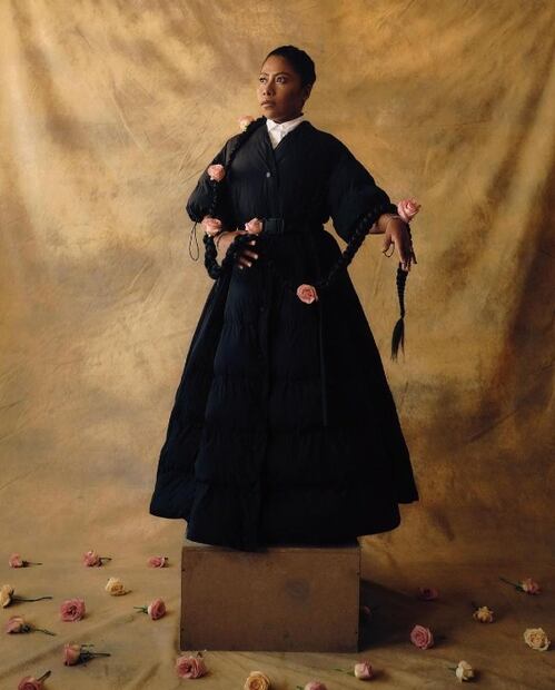 Yalitza Aparicio posa con atuendo de lujo para portada de revista