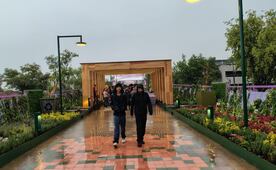 Lluvia pone a prueba el Jardín Flotante de Tlalpan en su apertura; visitantes enfrentan encharcamientos