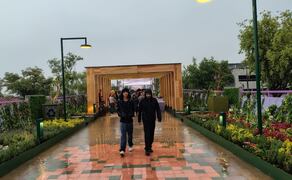 Lluvia pone a prueba el Jardín Flotante en su apertura; visitantes enfrentan encharcamientos.
Foto: Arantxa Meave.