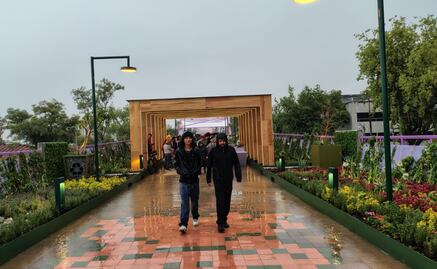 Lluvia pone a prueba el Jardín Flotante de Tlalpan en su apertura; visitantes enfrentan encharcamientos