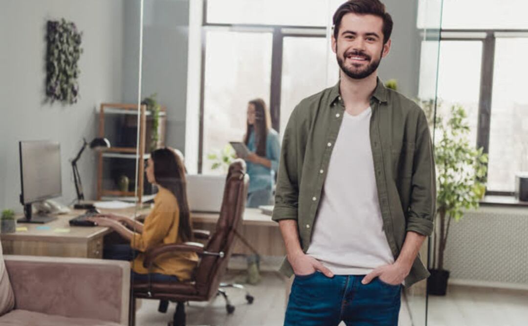 Cómo mejorar tu lenguaje corporal. Fuente: Freepik.