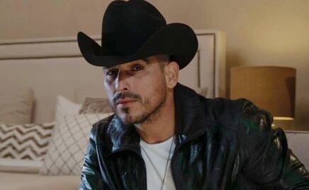 Espinoza Paz "escapa" de fan que intentó besarlo en pleno concierto