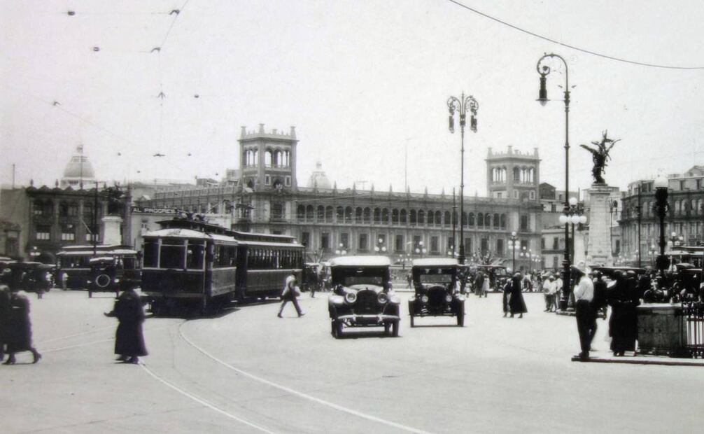 Distintos transportes convergen en el Zócalo, haciendo muy peligrosa la presencia y cruce de peatones. Colección Villasana.