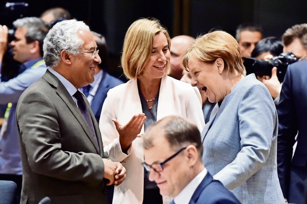 El primer ministro de Portugal, Antonio Costa; la representante de Asuntos Exteriores de la UE, Federica Mogherini, y la canciller alemana, Angela Merkel, hablaron ayer tras definir los términos del Brexit. (ERIC VIDAL. REUTERS)