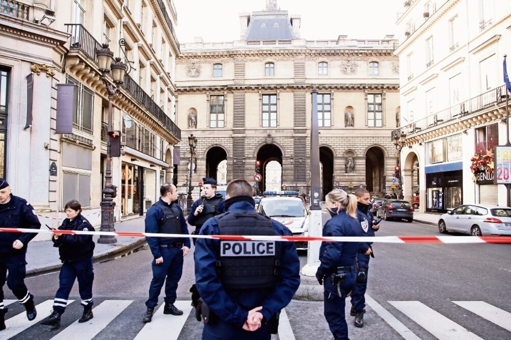La policía francesa acordonó las zonas aledañas al museo del Louvre de París, mientras investigaba el ataque perpetrado en horas de la mañana por un sujeto armado con machetes. (THIBAULT CAMUS. AP)