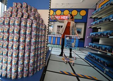 Museo en Londres burla restricciones al transformarse en un supermercado diseñado por artistas