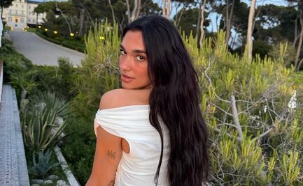 Dua Lipa luce bikini marrón chocolate, tono favorito del verano 2025