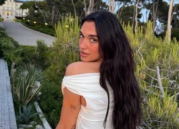 Dua Lipa luce bikini marrón chocolate, tono favorito del verano 2025