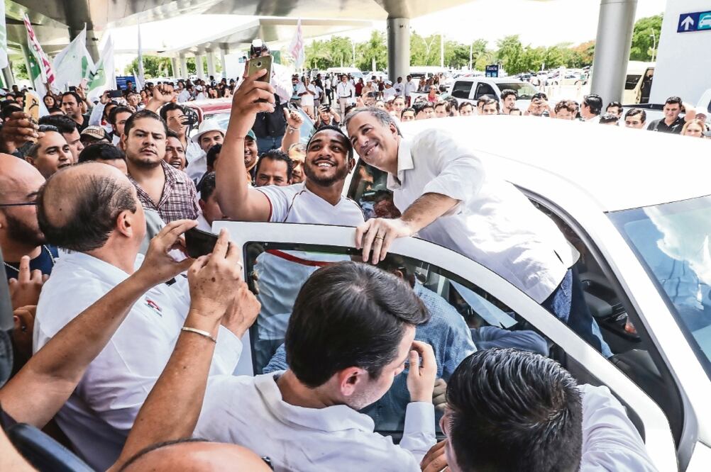 José Antonio Meade llegó ayer a Mérida, Yucatán, en donde se concentra para lo que será el tercer y último debate presidencial el día de mañana. Foto: GERMÁN ESPINOSA. EL UNIVERSAL 