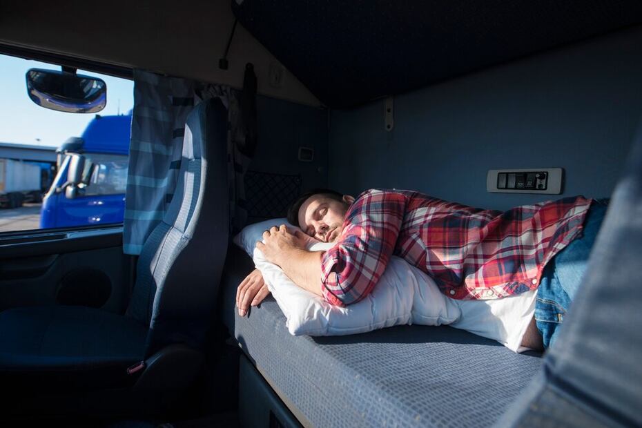 Lleva contigo agua y snacks para dormir cómodo en el auto. Foto: Freepik