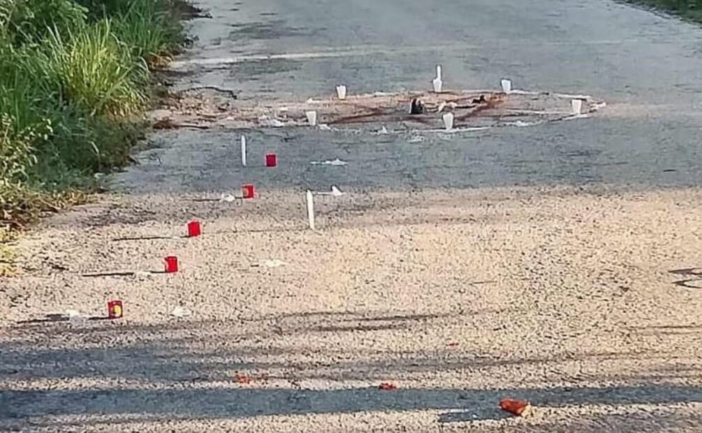 Figuras encapuchadas, algunas de ellas sin ropa, bailaban alrededor de una estrella pintada en el suelo. Foto: Especial